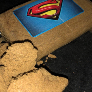 Hybrid hasch Superman 28% THC mjukt brunt